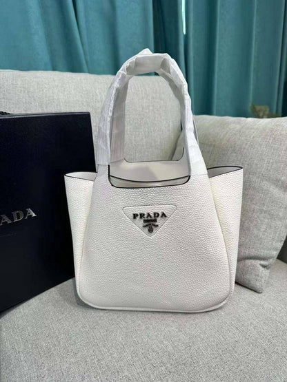 🎉 Offer 🎊  Prada / Bottega
Good quality 
Size : 25 * 22 cm
70 dhs🪙🌺
Limit Stock

Zain115
♥️♥️♥️