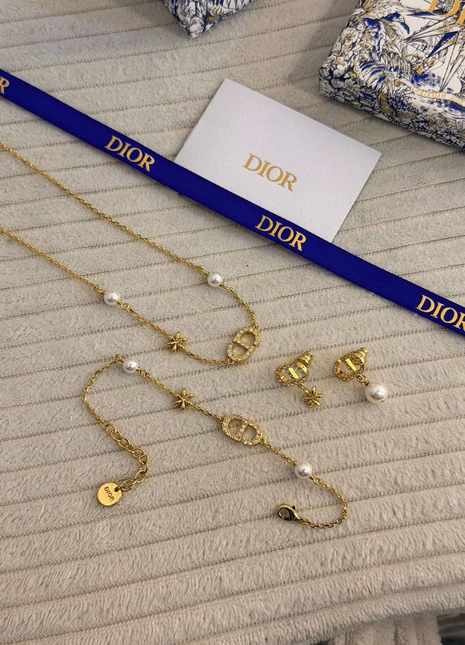 DIOR 🤍
* ⁠↗️ *Super Master Quality ®️*⬆️
* DIOR Petit CD with Stone & Pearl PENDANT , EARINGS & BRACLET

*260 dhs✅* with *Normal* Box and Bag
*280 dhs✅* with *Orignal* Packaging 🎁

Zain209
♥️♥️♥️
