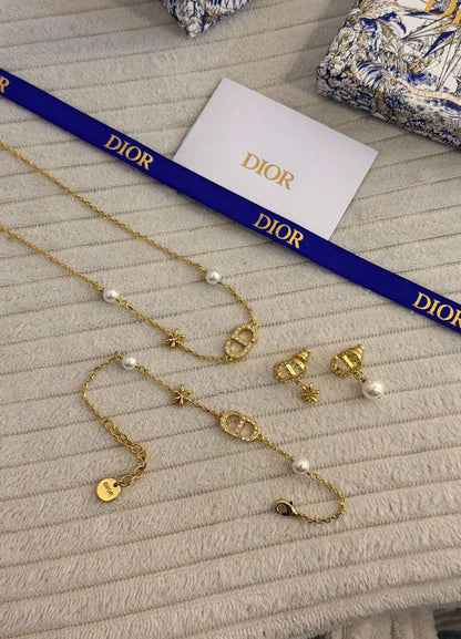 DIOR 🤍
* ⁠↗️ *Super Master Quality ®️*⬆️
* DIOR Petit CD with Stone & Pearl PENDANT , EARINGS & BRACLET

*260 dhs✅* with *Normal* Box and Bag
*280 dhs✅* with *Orignal* Packaging 🎁

Zain209
♥️♥️♥️