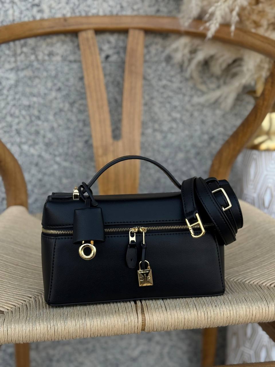 New collection✨✨✨

LORO PIANA
22cm
350 dhs🪙🌨️

Top quality 
With box🎁

Zain167
♥️♥️♥️