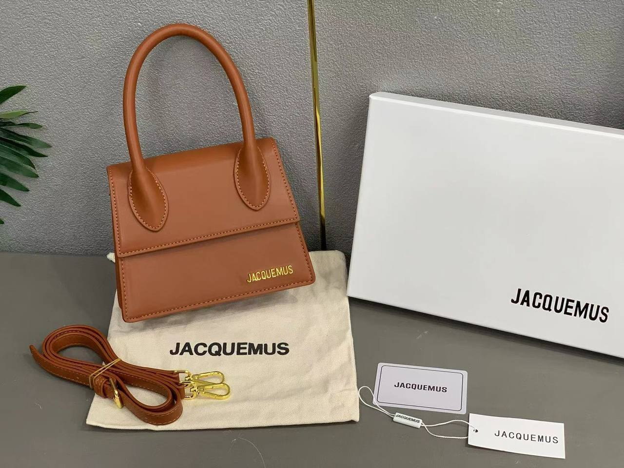 JACQUEMUS
SIZE  ………19CM 🥰

95 dhs💓

with BOX🌷
🎁🎁🎁

Zain244
♥️♥️♥️