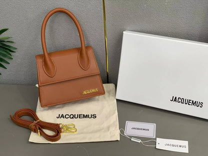 JACQUEMUS
SIZE  ………19CM 🥰

95 dhs💓

with BOX🌷
🎁🎁🎁

Zain244
♥️♥️♥️