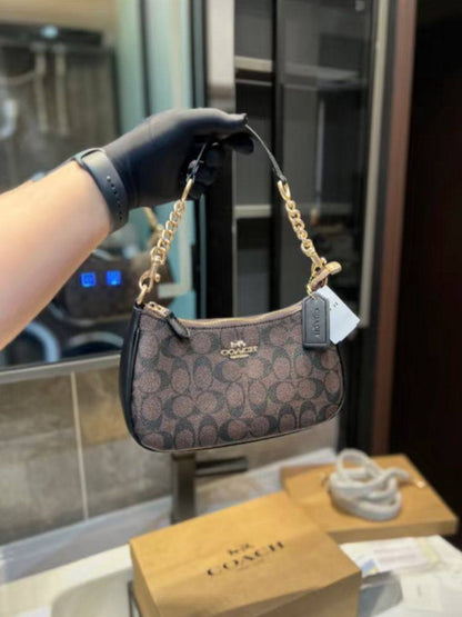 Coach

90 dhs🪙💕

With box
🎁🎁🎁

Zain35
♥️♥️♥️