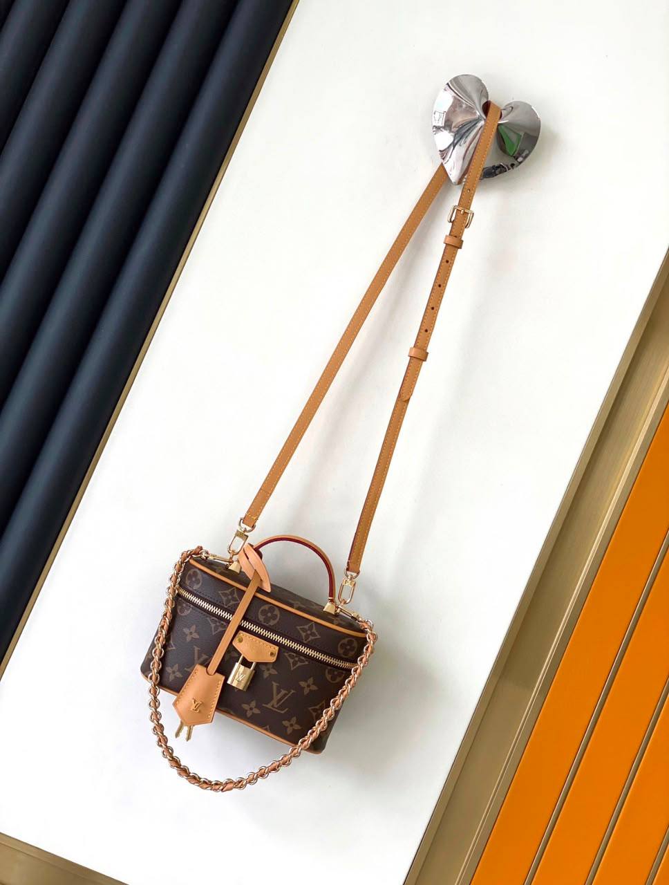 LV
95 dhs💓
High-quality 

with box
🎁🎁🎁

Zain35
♥️♥️♥️