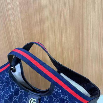 Gucci Giglio
Size: 37 * 29 cm
110 dhs🪙🌨️

Zain115
♥️♥️♥️