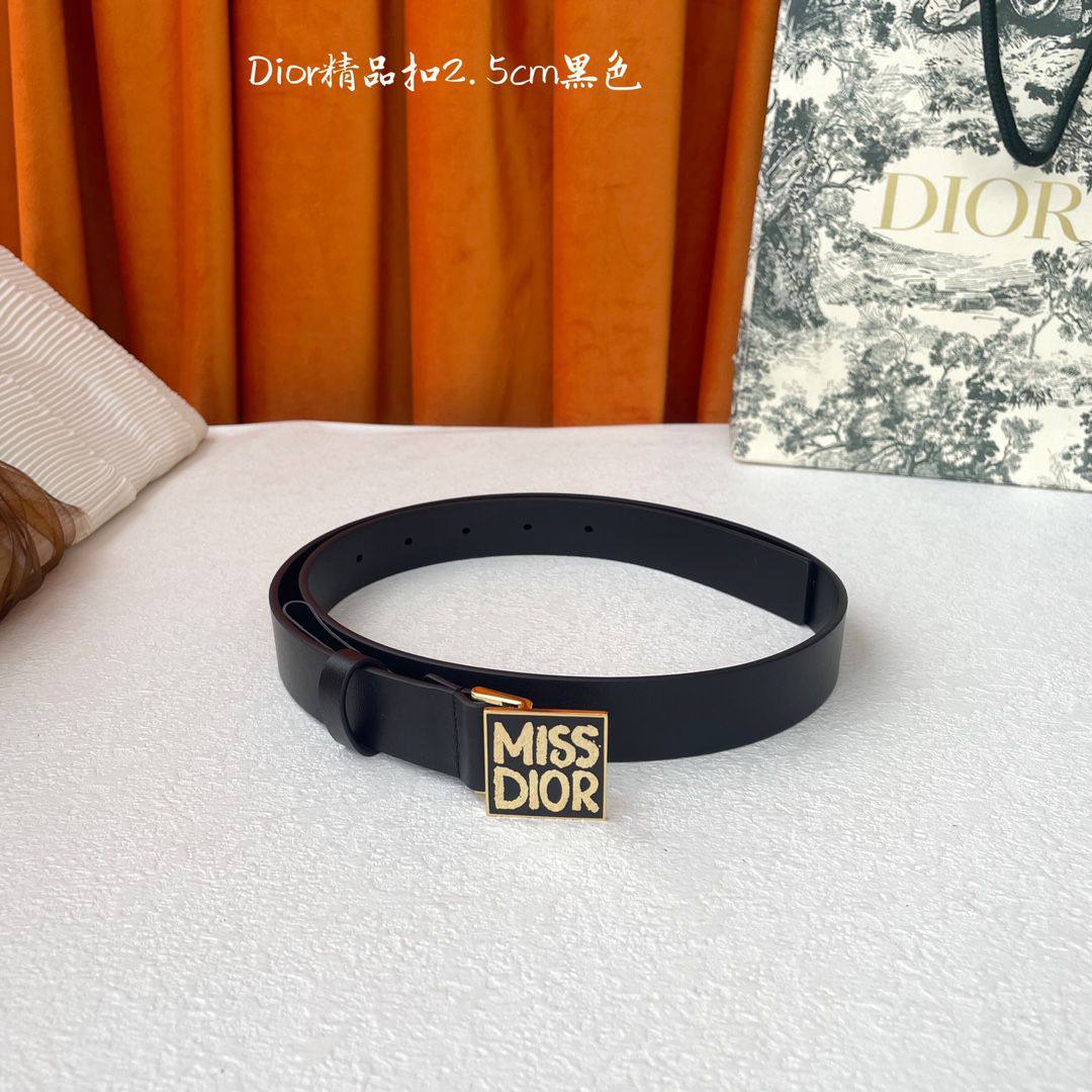 *💜 miss dior 💜
💜*Master quality*💜
280 dhs✅

Zain160
♥️♥️♥️