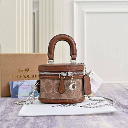 Coach
Coach 
90 dhs🇦🇪🇦🇪
with box
size 11×8.5×9cm

Zain42
♥️♥️♥️