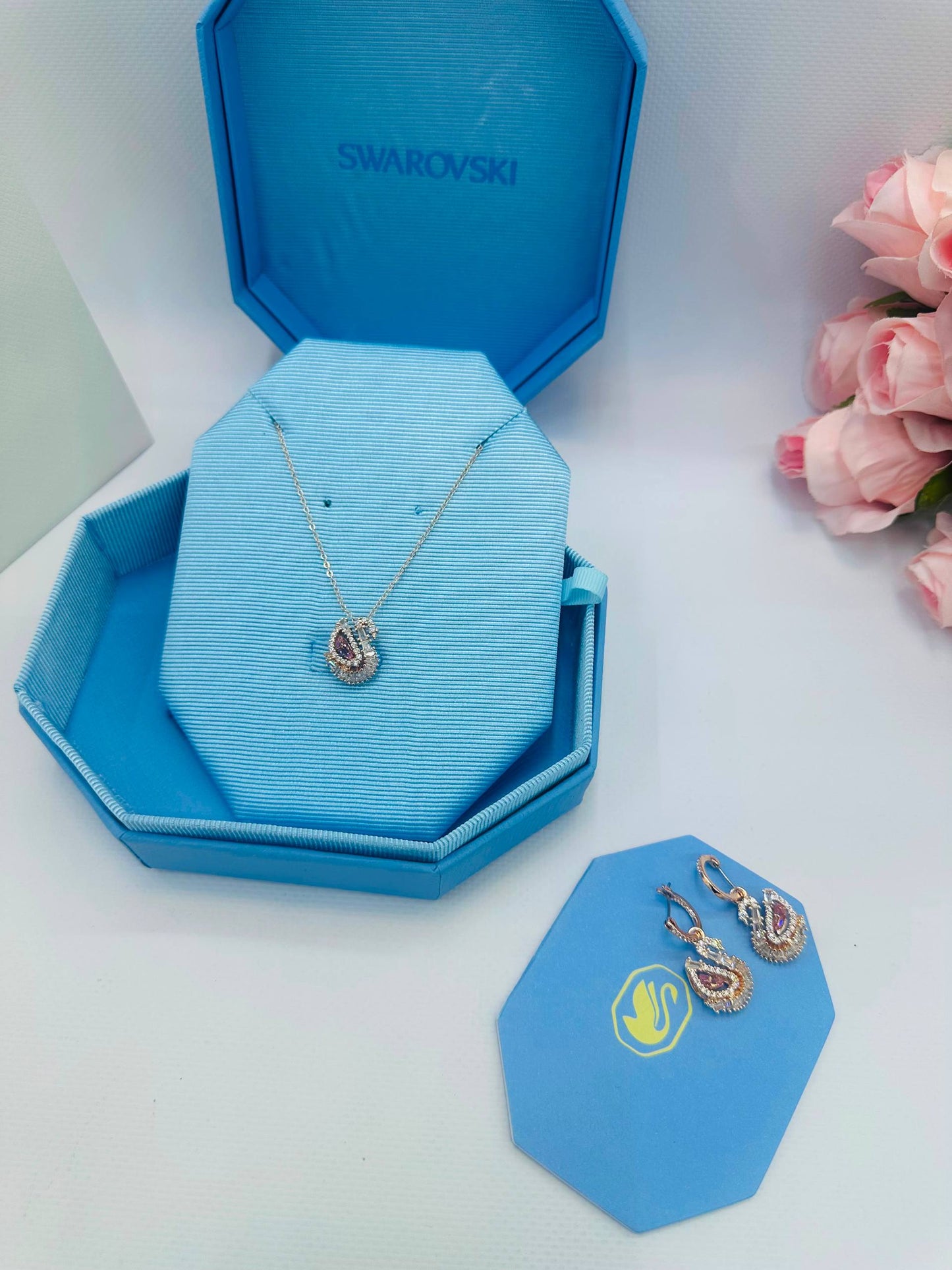 SWAROVSKI 
Necklace 😍
Earring 🍁
Master quality 💯
With normal boxes 🗃️ 
105 dhs✅

With master box 📦 
140 dhs✅

Zain216
♥️♥️♥️