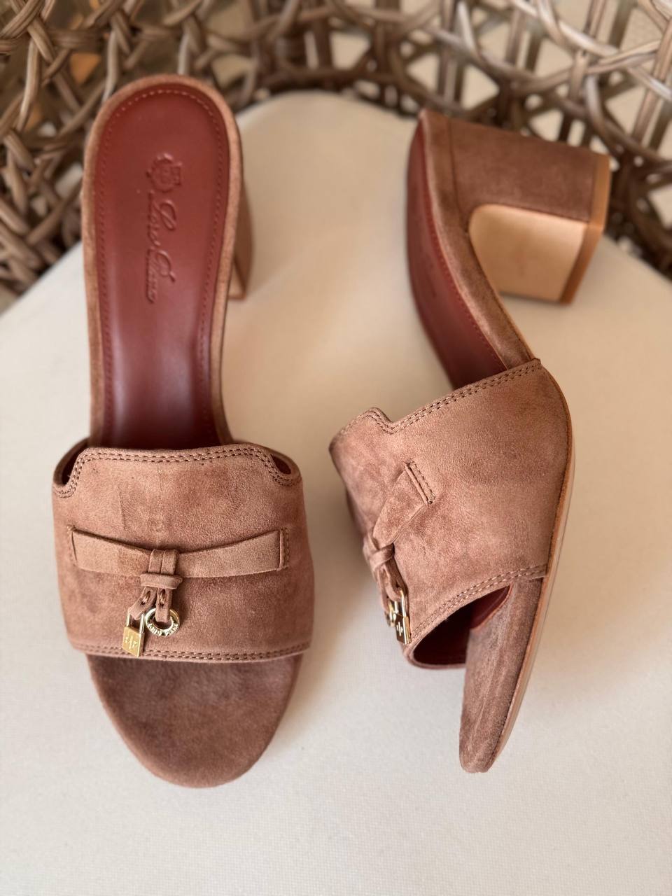 LORO PIANA 🩵
Size: 36 to 41
Super master quality
450 dhs✅

Zain198
♥️♥️♥️