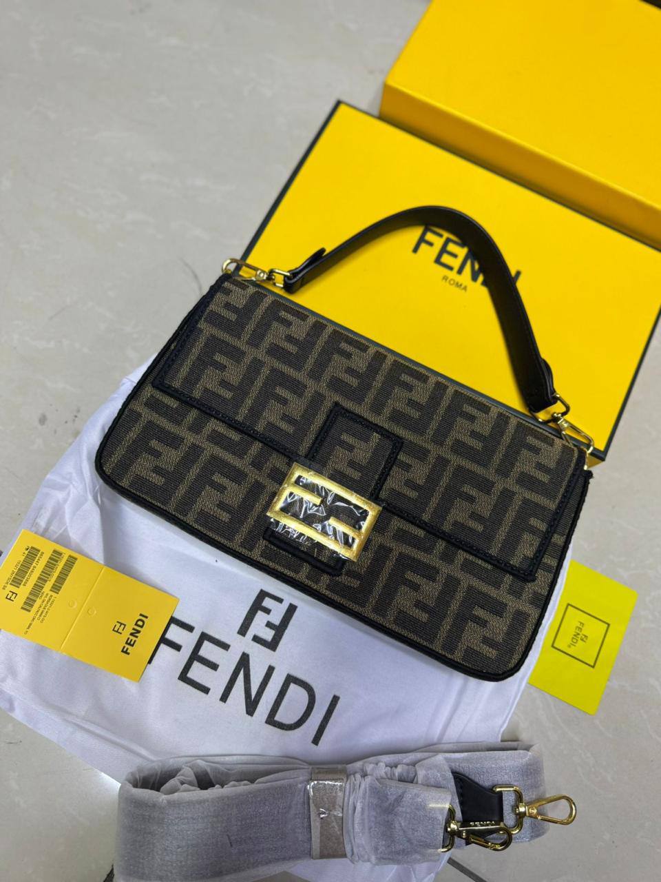 💎Fendi Baguette
1️⃣ First quality +box🎁 
Size : 26 *15 cm
95 dhs🌺
with box 🎁

Zain115
♥️♥️♥️