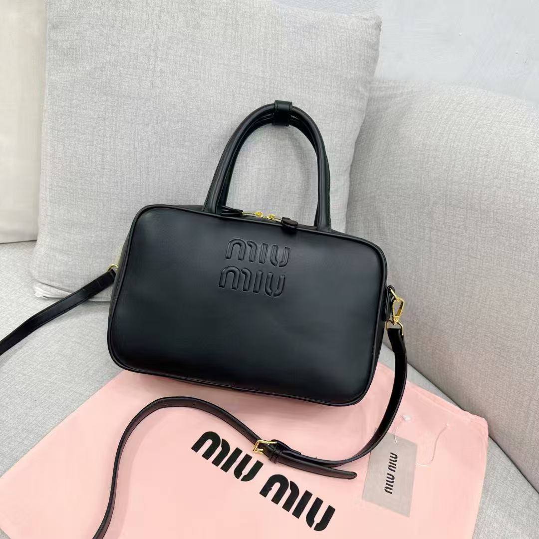 MIUMIU

best quality 

without box
95 dhs🇦🇪🇦🇪

size34Cm

Zain290
♥️♥️♥️