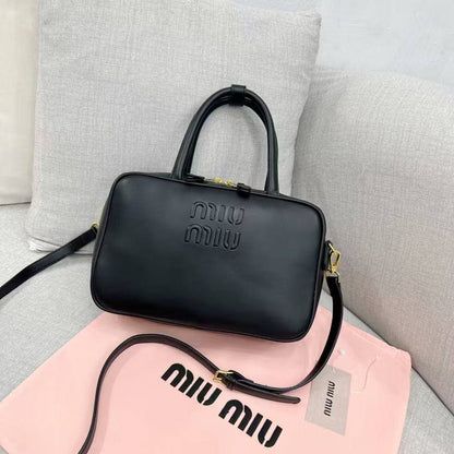MIUMIU

best quality 

without box
95 dhs🇦🇪🇦🇪

size34Cm

Zain290
♥️♥️♥️