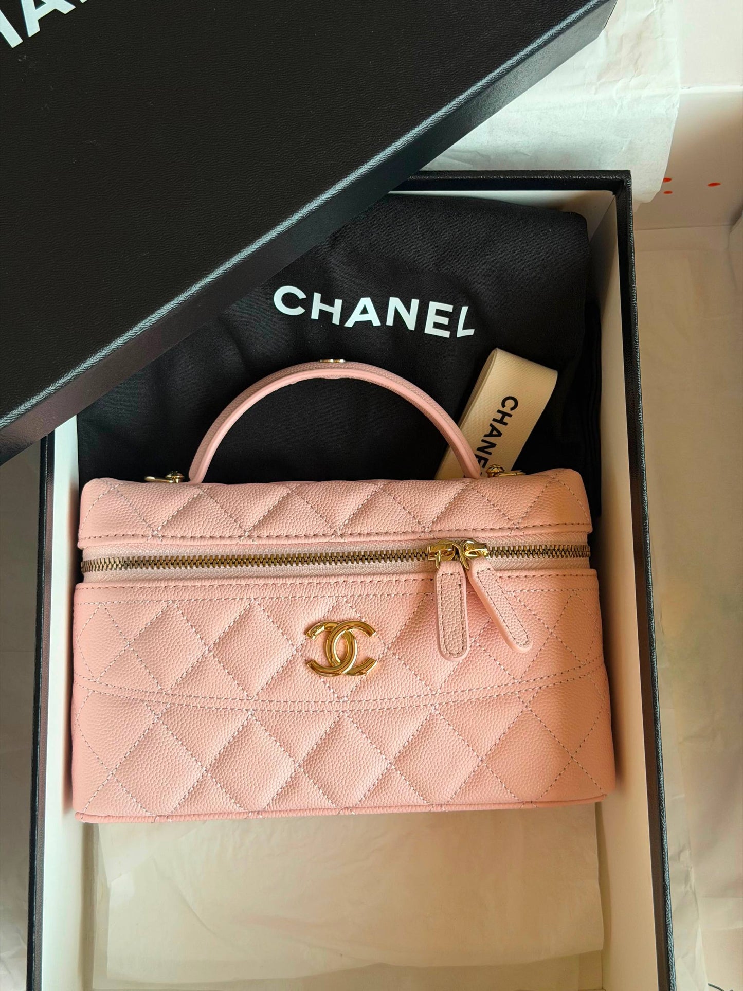 CHANEL
𝐕𝐚𝐧𝐢𝐭𝐲 𝐁𝐚𝐠 𝐖𝐢𝐭𝐡 𝐂𝐡𝐚𝐢𝐧 
950 dhs✅
Full Packge Super Master

ETAG4
♥️♥️♥️