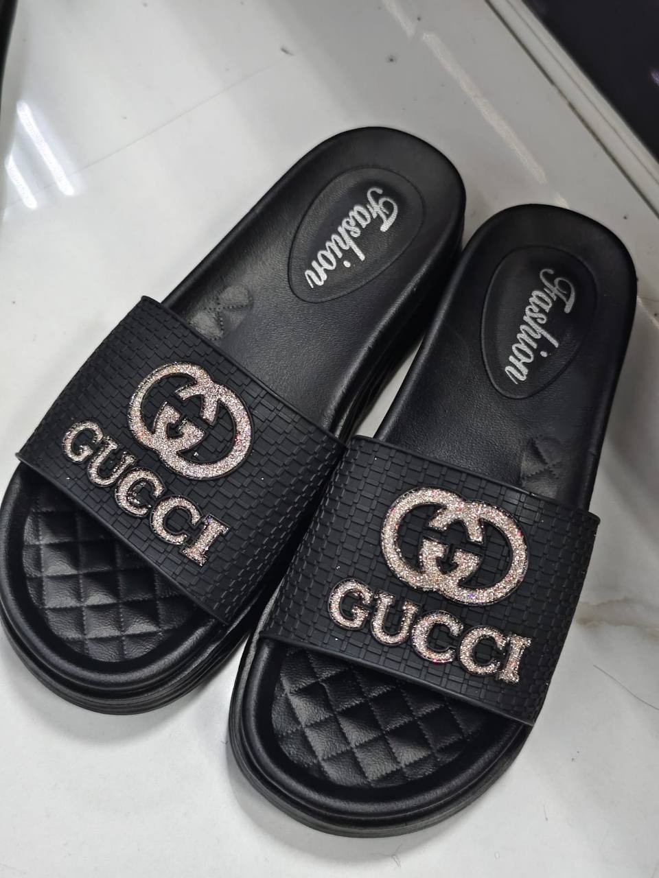 Gucci Slippers 
70 dhs✅ Same Photo Same Video👌👌👌
Size 37-41

Zain200
♥️♥️♥️