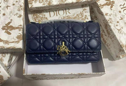 Dior
21Cm 
95 dhs👑

With Box
🎁🎁🎁

Zain50
♥️♥️♥️