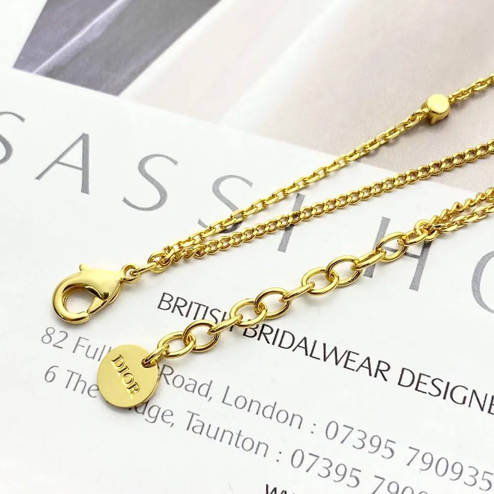 Dior 🦋*
Bracelet 🔥
good quality 💯
With normal boxes 🗃️
And paper bag 🛍️
30 dhs✅

With master box 📦 
45 dhs✅

Zain216
♥️♥️♥️