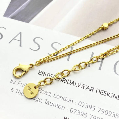 Dior 🦋*
Bracelet 🔥
good quality 💯
With normal boxes 🗃️
And paper bag 🛍️
30 dhs✅

With master box 📦 
45 dhs✅

Zain216
♥️♥️♥️