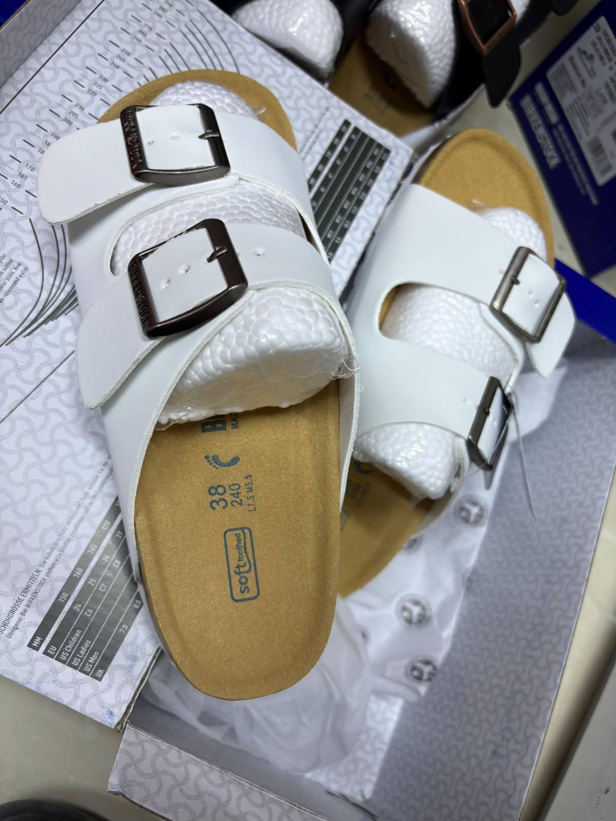 Birknstock

36-41，
110 dhs🇦🇪🇦🇪

Zain145
♥️♥️♥️