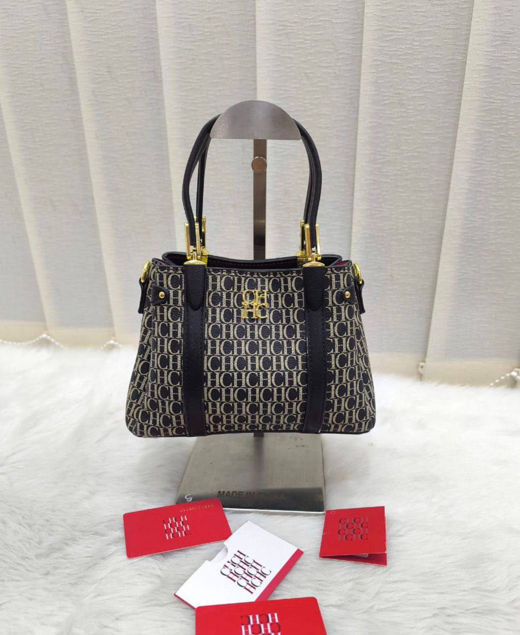 CH

95 dhs❤️

SIZE：22cm

High-quality product

 with a box
🎁🎁🎁

Zain35
♥️♥️♥️