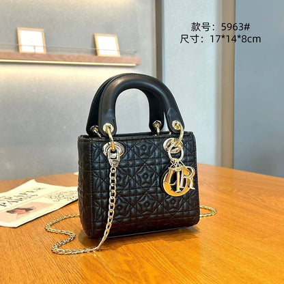 Dior
New Arrival
Very Good quality 
Size:17cm
120 dhs🇦🇪🇦🇪

With box 📦
Zain70
♥️♥️