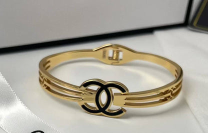Bangle 🌊*
Stainless steel 💯
Non tarnish 💥
With black boxes 🗃️ 
20 dhs🪙🌨️
With normal boxes 📦 
And paper bag 🛍️
30 dhs🪙🌨️

Zain216
♥️♥️♥️