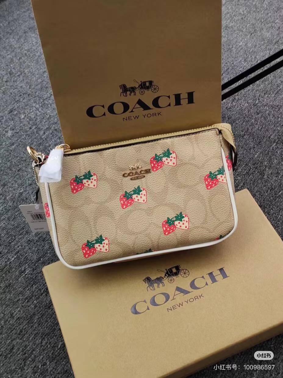 COACH
👑Good  QUALITY 
SIZE：24×15×4cm
80 dhs🪙💕

Withbox
🎁🎁🎁

Zain04
♥️♥️♥️