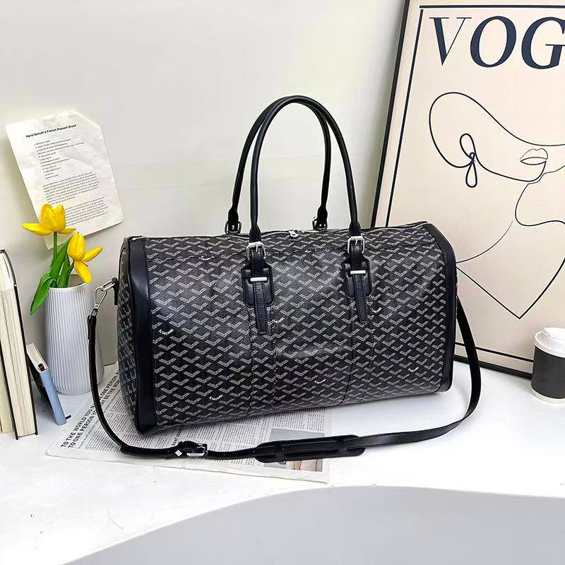 GOYARD    
travel bag
Size 53×28cm

110 dhs💓

Zain04
♥️♥️♥️