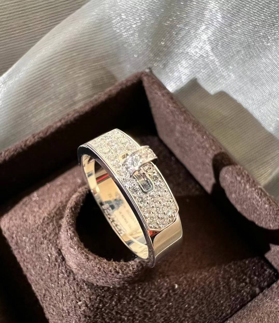 Hermes  ❤️‍🔥*
Ring 💍 available size👇
6,7,8
Master quality 💯
With normal boxes 🗃️ 
45 dhs✅
With master box 📦 
60 dhs✅

Zain216
♥️♥️♥️