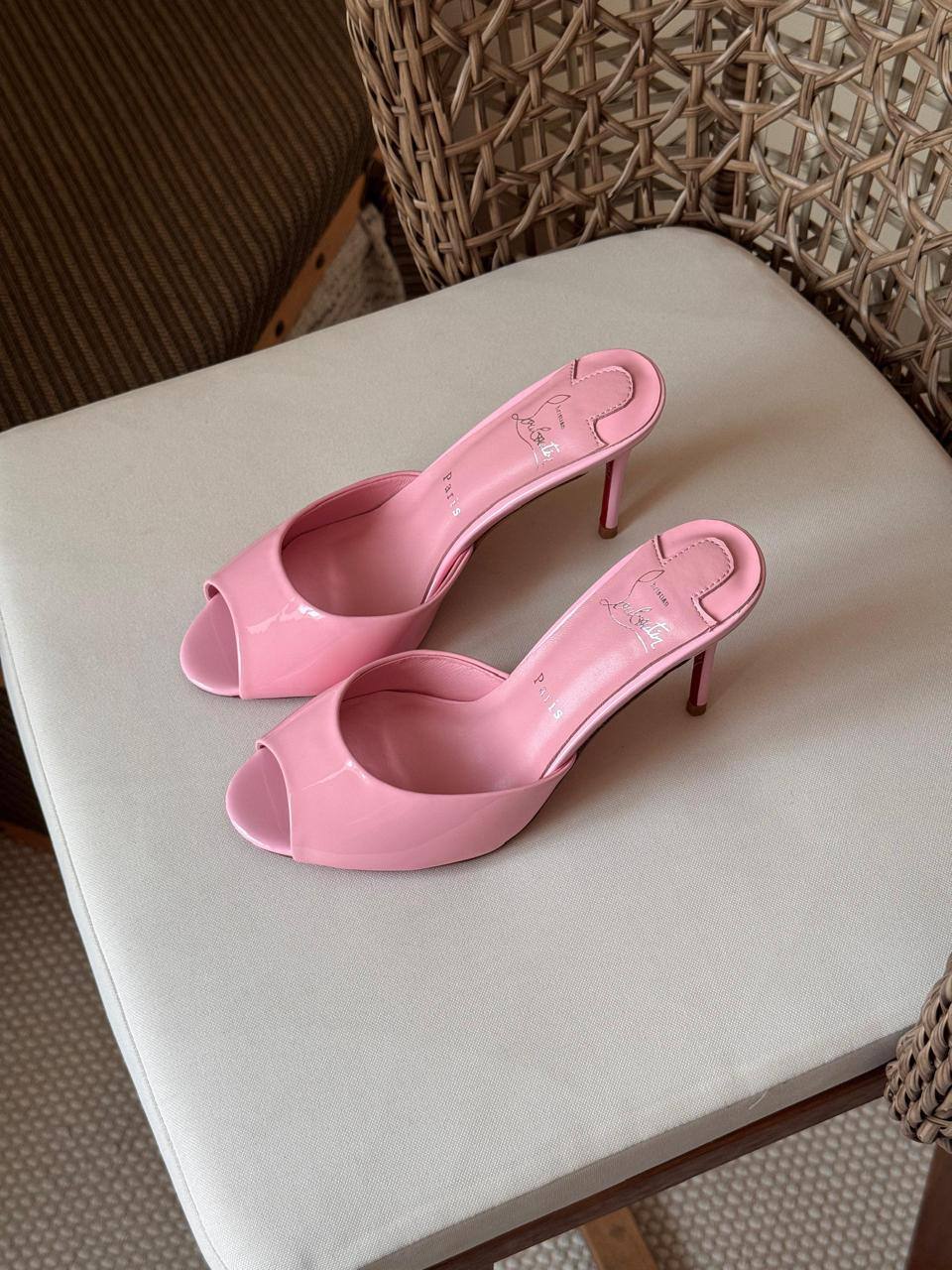 CHRISTIAN LOUBOUTIN
Size: 36 to 41
Super master quality ❤️‍🔥
450 dhs💓

Zain198
♥️♥️♥️