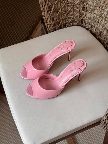 CHRISTIAN LOUBOUTIN
Size: 36 to 41
Super master quality ❤️‍🔥
450 dhs💓

Zain198
♥️♥️♥️