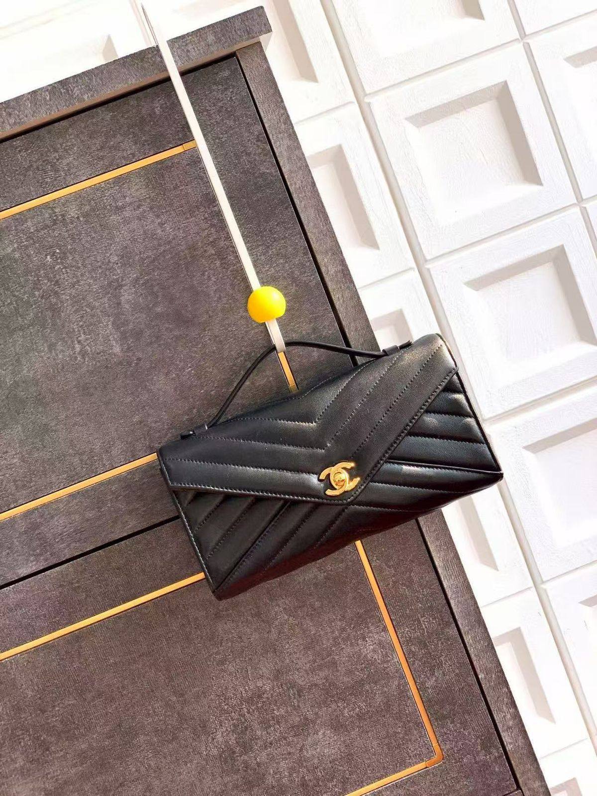 CHANEL 
270 dhs❣️

#with box
🎁🎁🎁

#25cm❤️💕🥳

Zain228
♥️♥️♥️