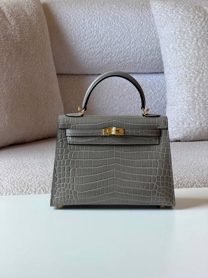Hermes
kelly croc 25cm💥Master quality ✅with box📦
650 dhs✅

Zain52
♥️♥️♥️