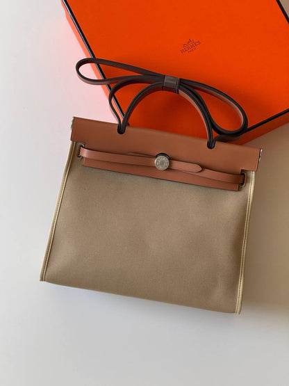 Hermes

Herbag 31cm💕master quality
😍with box❤️
🎁🎁🎁

590 dhs❤️

Zain52
♥️♥️♥️