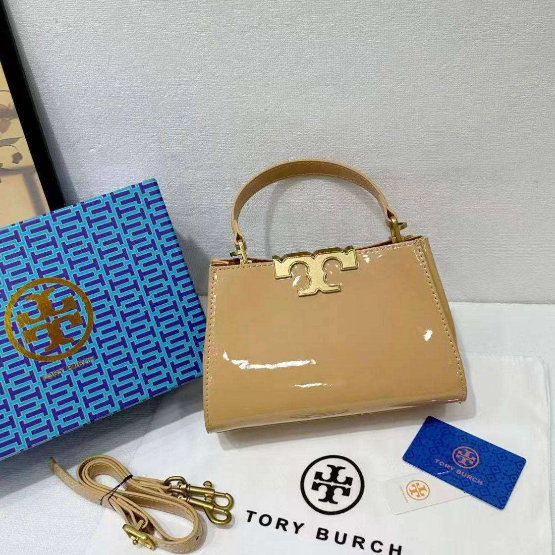 TORY BURCH
 NEW CAME GOOD QUALITY 
WITH BOX 
🎁🎁🎁

90 dhs✅

Zain39
♥️♥️♥️