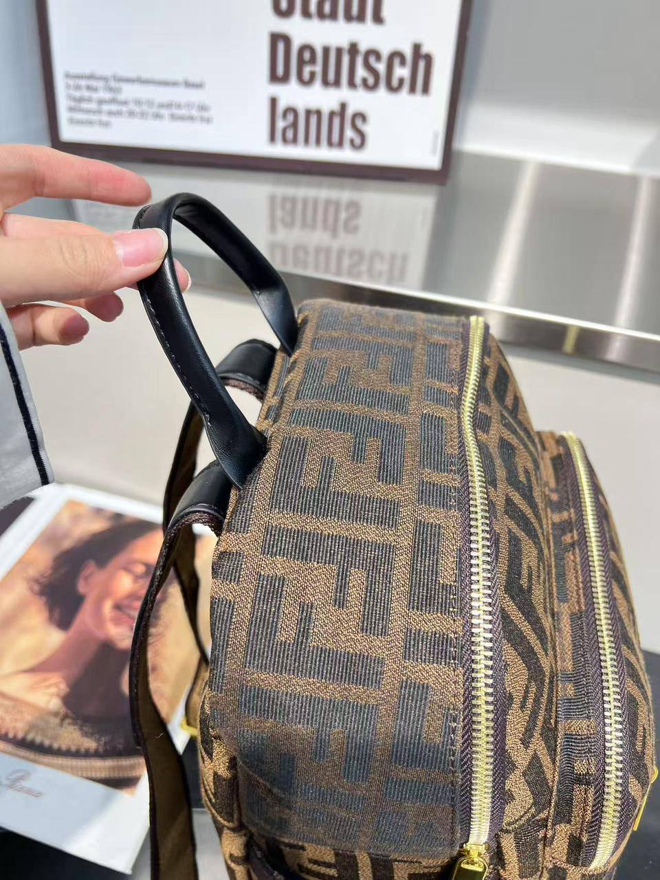 FENDI BAGPACK
ᴄᴀɴᴠᴀs ᴍᴀᴛᴇʀɪᴀʟ
ɢᴏʟᴅ ʜᴀʀᴅᴡᴀʀᴇ
sɪᴢᴇ : 26 x 15 x 31 cm

75 dhs❣️

Zain31
♥️♥️♥️
