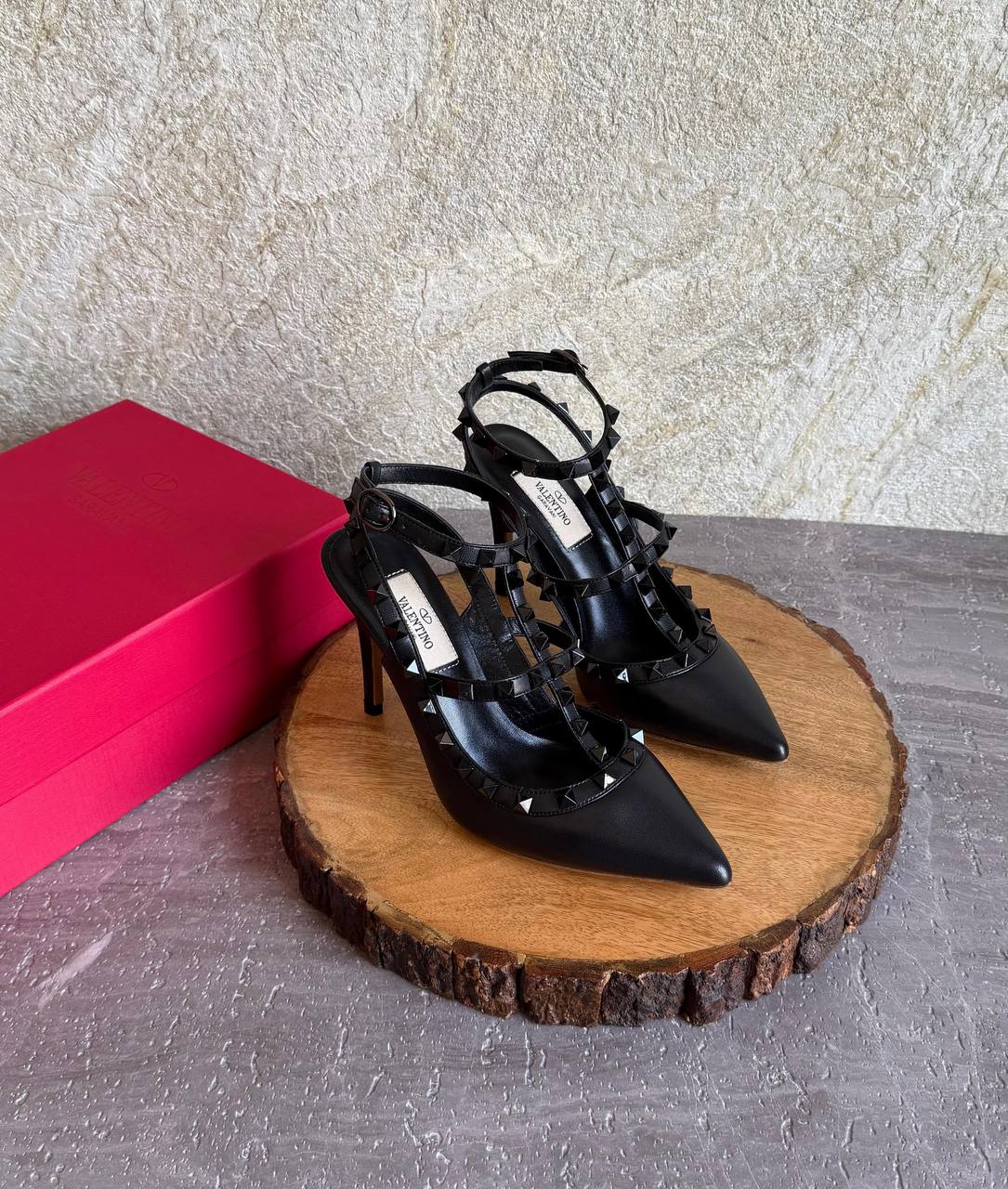 VALENTINO
SuperMaster Quality 💯
450 dhs🇦🇪🇦🇪
Size: 36-41💥

Zain171
♥️♥️♥️