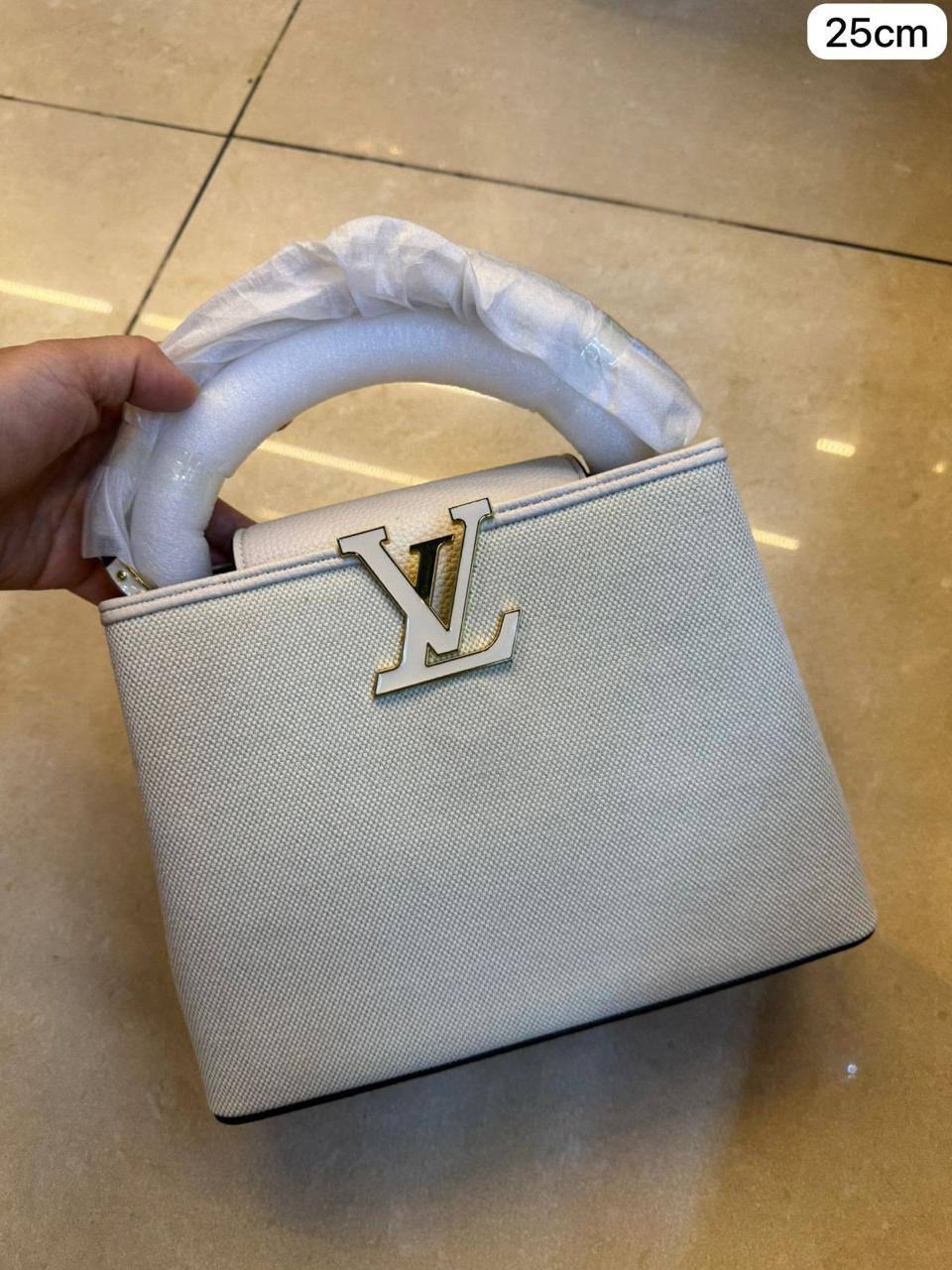 🌹 LV Capitalcines

1️⃣ First Quality +🎁

Size : 25 ~ 21 * 15 cm

100 dhs🇦🇪♥️♥️

 with box🎁

Zain115
♥️♥️♥️