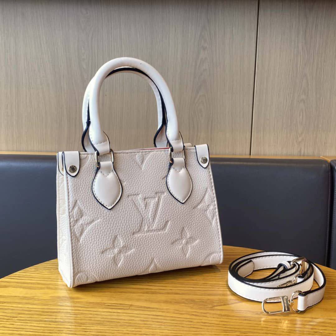 LV

Best quality 

with box
105 dhs🇦🇪🇦🇪

size 18CM

Zain290
♥️♥️♥️