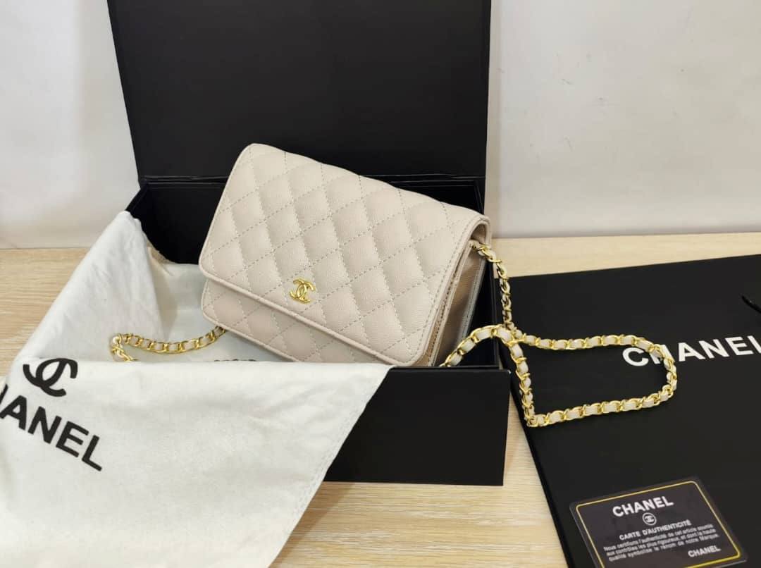Chanel
80 dhs🪙💕
high quality 

with box  
🎁🎁🎁
23cm

Zain26
♥️♥️♥️