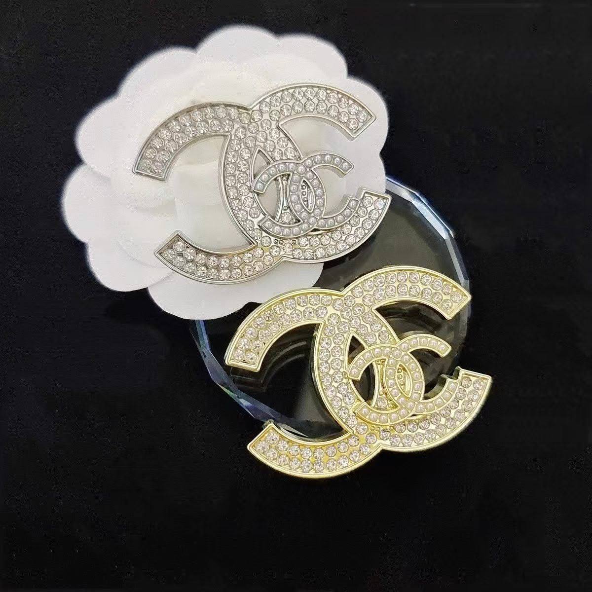 BROOCH🦋*
Good quality 🍁
With black boxes 📦 
20 dhs💓

With normal box 🗃️ 
And paper bag 🛍️
35 dhs💓

Zain216
♥️♥️♥️