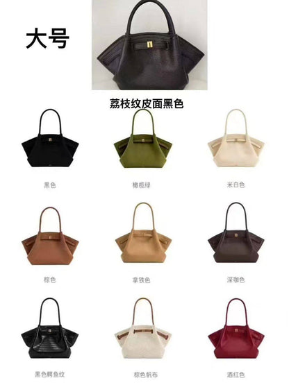Chanel
❤️
100 dhs✅ 
Good  quality
Size：17cm

With  box
🎁🎁🎁

Zain74
♥️♥️♥️