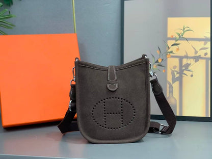 Hermes 
Best quality 

with box’s 
🎁🎁🎁

90 dhs✅
size 20 Cm

Zain290
♥️♥️♥️