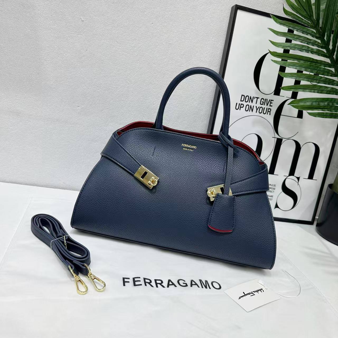 Perragamo
New
120 dhs🪙🌨️

Zain200
♥️♥️♥️