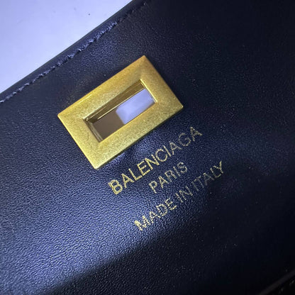 BALENCIAGA 
HIGH QUALITY 
150 dhs🇦🇪🇦🇪

Zain295
♥️♥️♥️