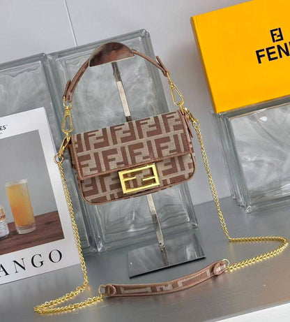 FENDI 

HIGH QUALITY 

WITH BOX 
🎁🎁🎁

120 dhs✅

Zain31
♥️♥️♥️