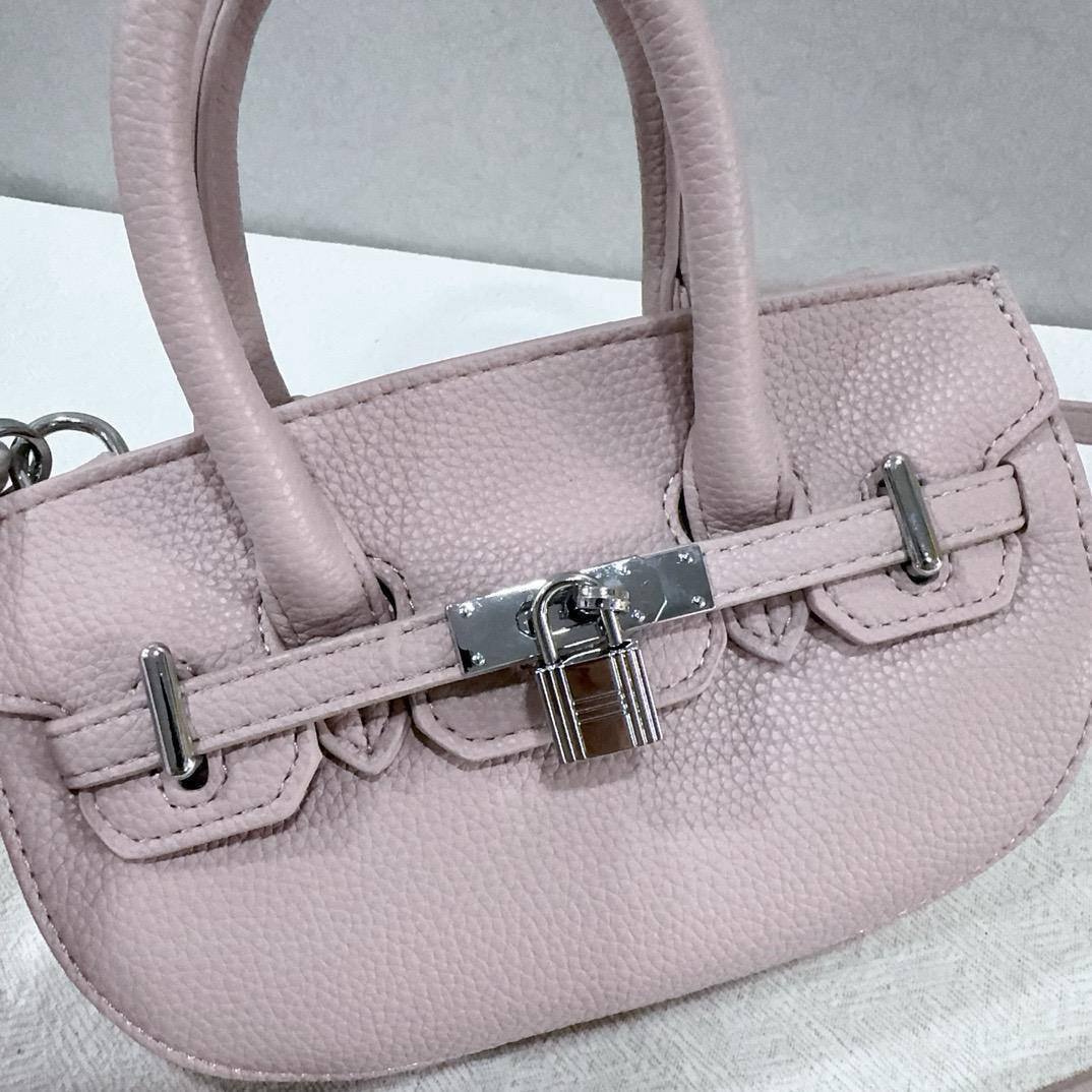 Hermes

22*12*7cm
70 dhs🇦🇪🇦🇪

Zain17
♥️♥️♥️