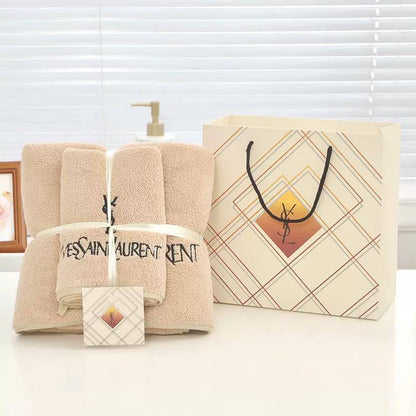 Towel new came good quality 
with paper bag 
45 dhs🇦🇪🇦🇪

Zain39
♥️♥️♥️