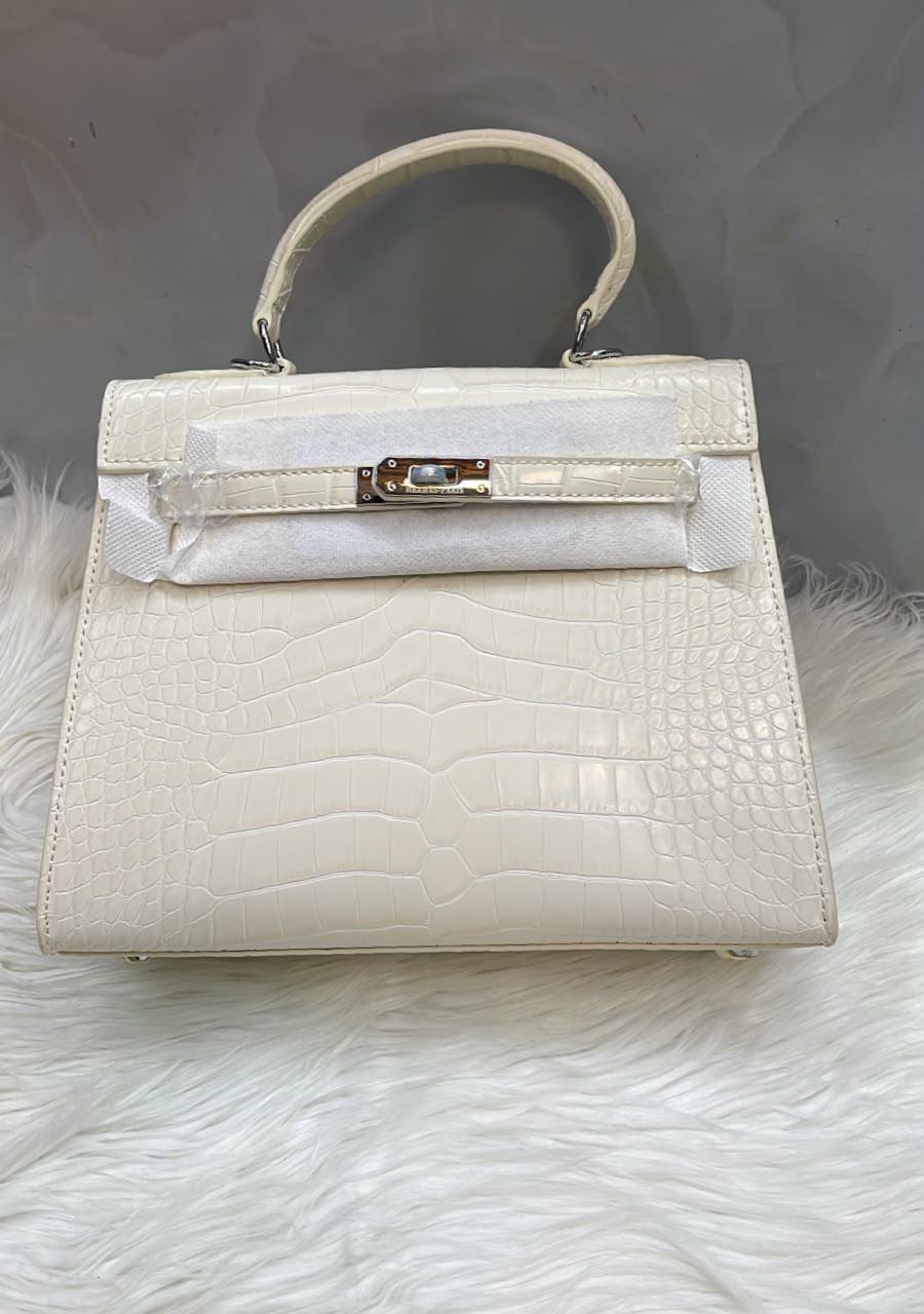 Hermes
25cm 
with box 
110 dhs🇦🇪🇦🇪
good quality

Zain136
♥️♥️♥️