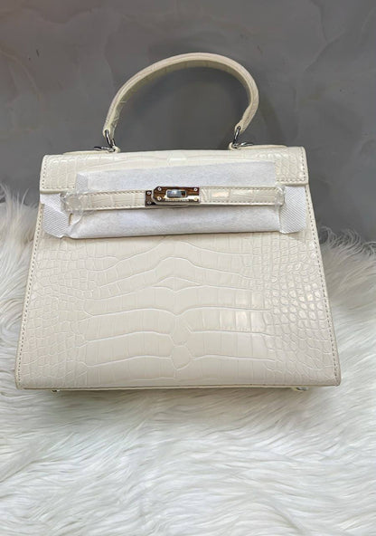Hermes
25cm 
with box 
110 dhs🇦🇪🇦🇪
good quality

Zain136
♥️♥️♥️