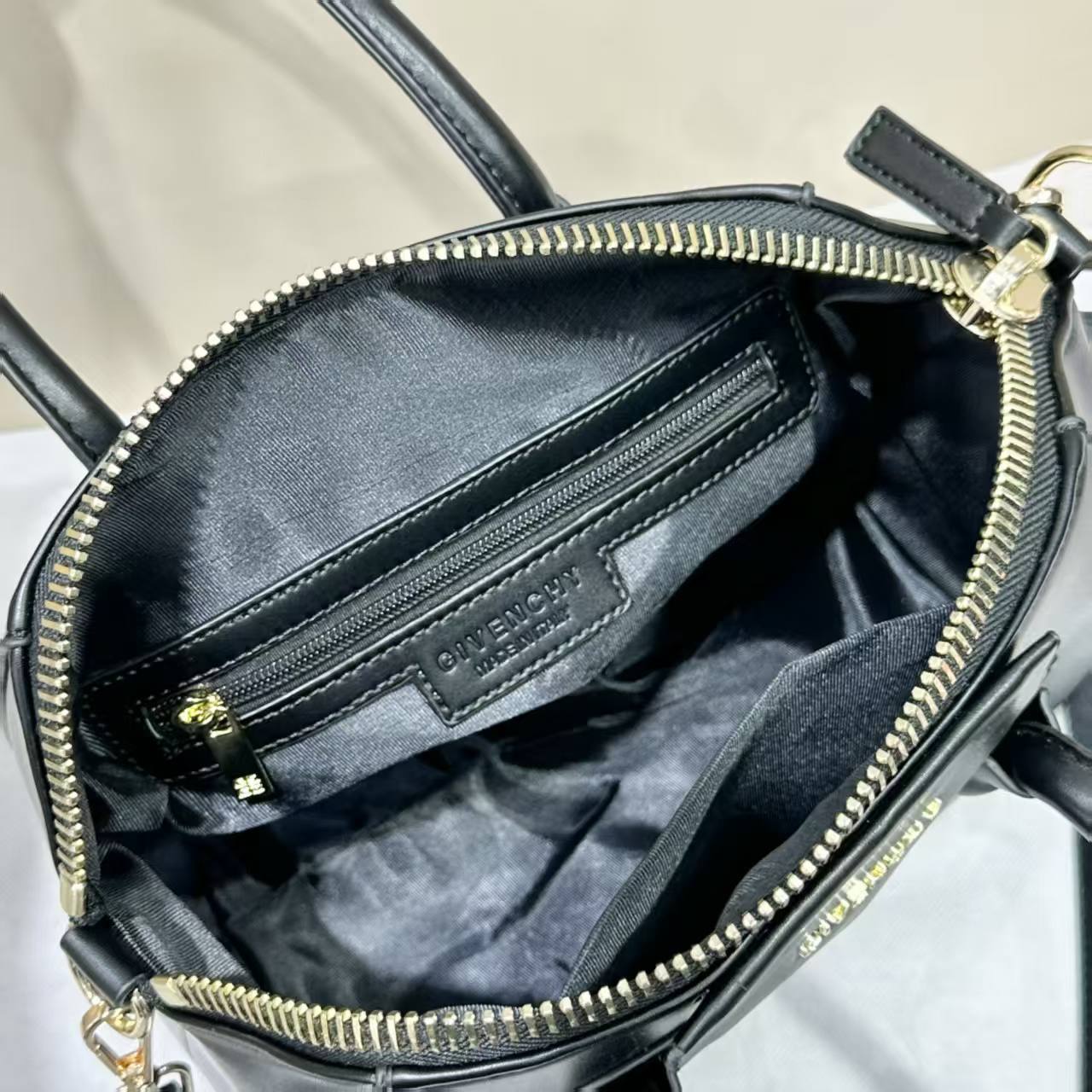 Givenchy
GOOD quality 
115 dhs✅

Zain200
♥️♥️♥️